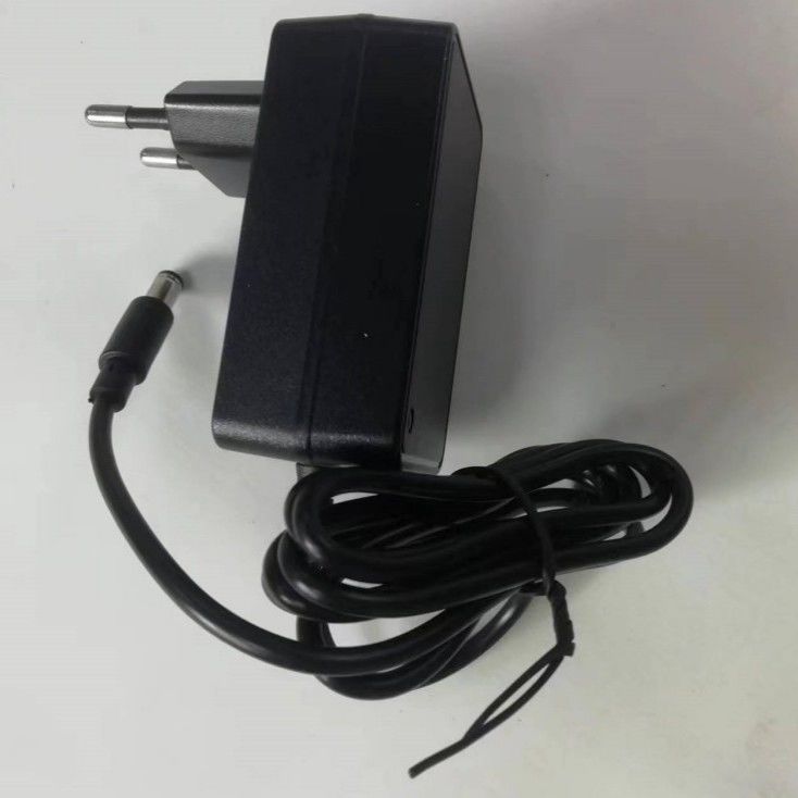 CE 12.6 V 2A Ladegerät EU-Stecker DC5521 Fassanschluss für die Verwendung mit 12 V Batterie