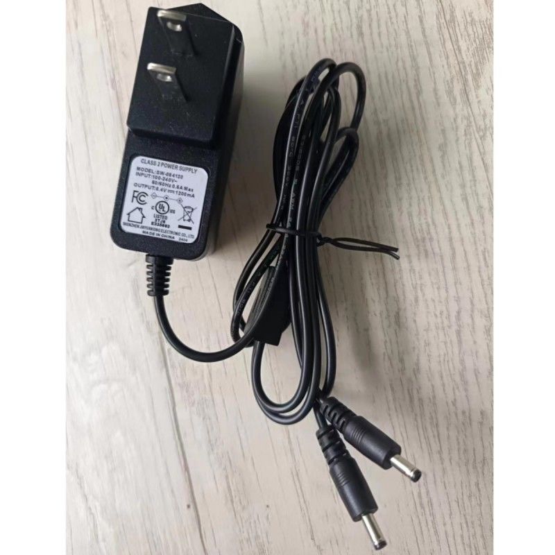 US-Standard-Ladegerät 8,4 V 1,2 A mit zwei Gleichstromköpfen für die Batterie mit beheiztem Handschuh